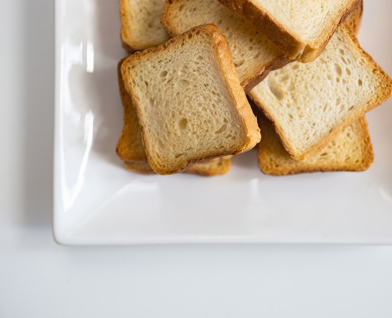 plate-of-sliced-breads-1448665.jpg