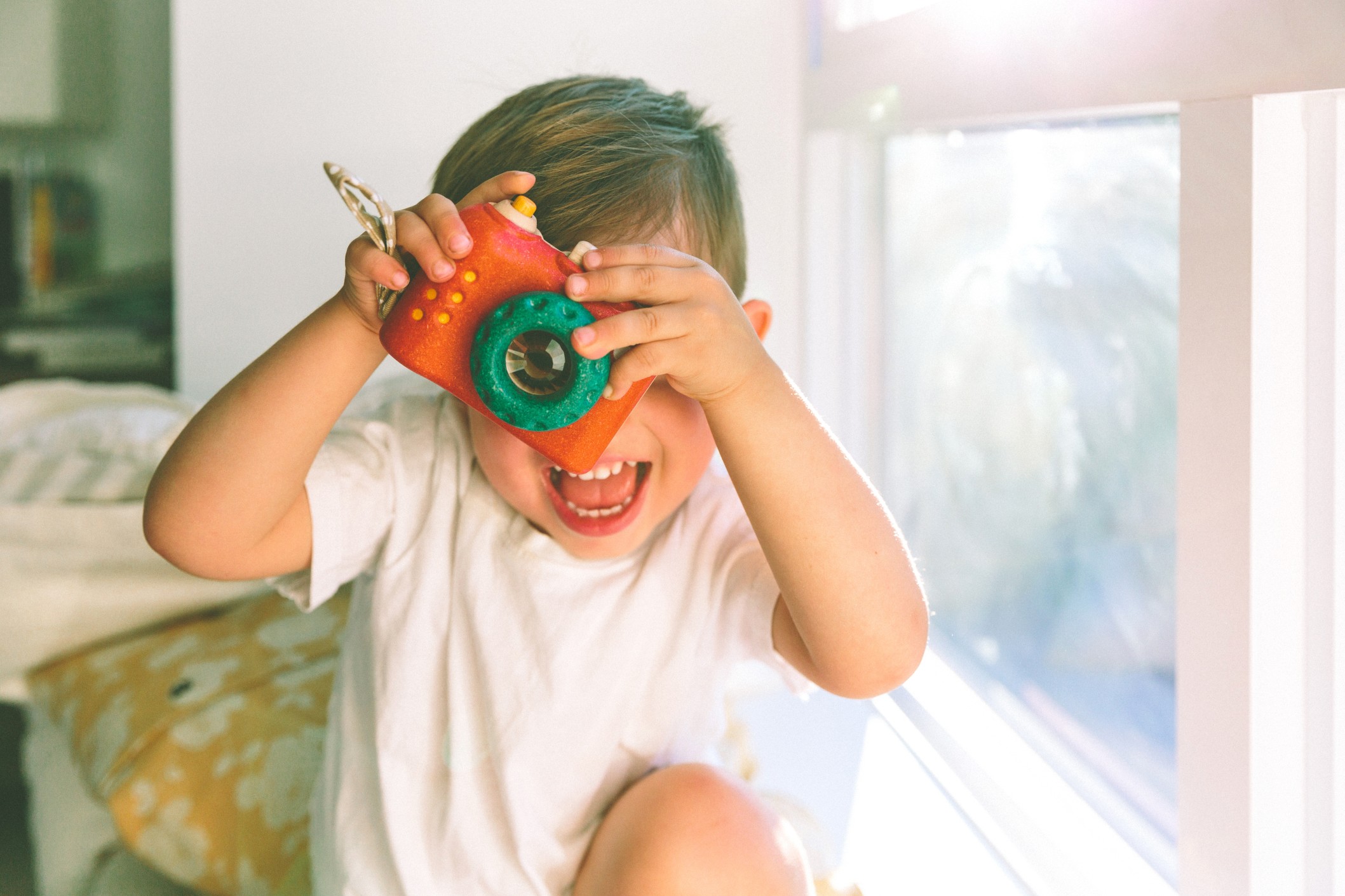 playing-fun-camera-photographer-child-boy-smiling-toddler-happy-at-home_t20_1bl8QN.jpg