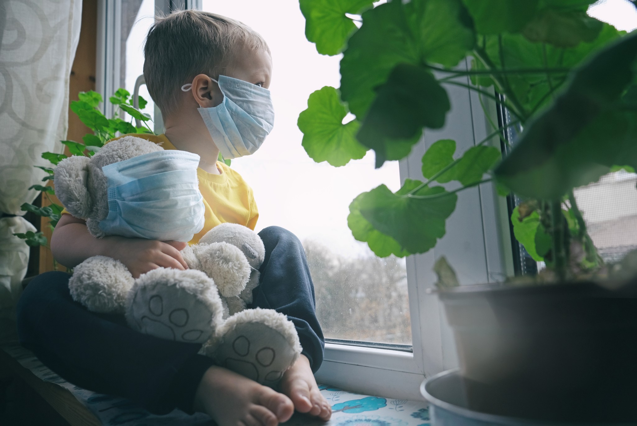 quarantine-threat-of-coronavirus-covid-19-virus-protection-pandemic-2019-ncov-child-and-his-teddy_t20_pLNdYj.jpg