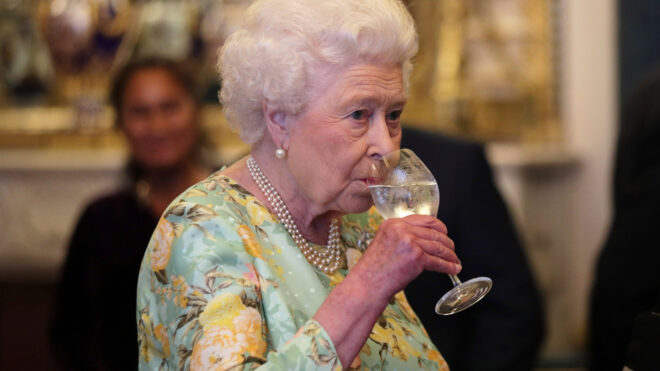 queen-elizabeth-doctors-drinking