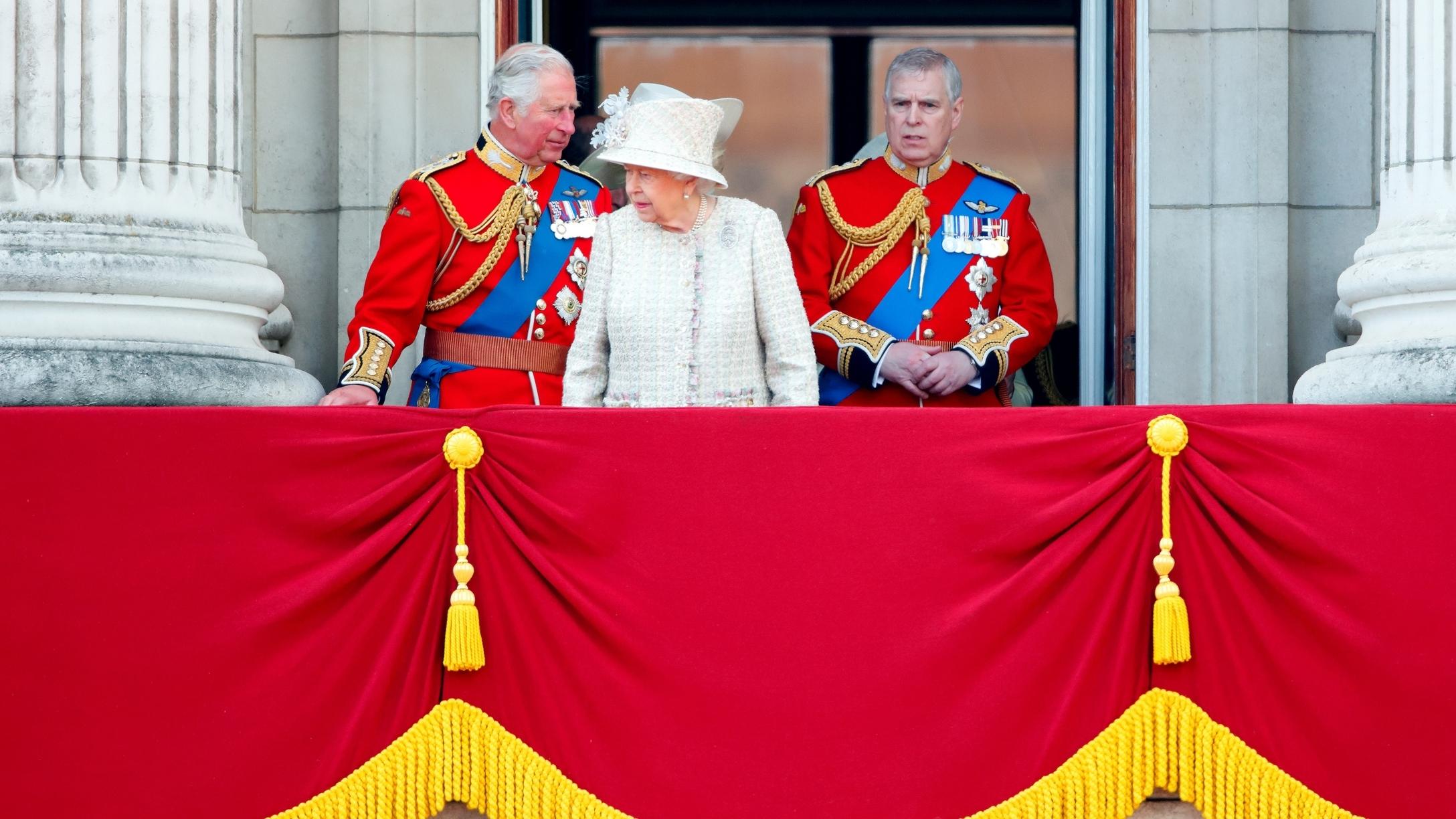 queen-elizabeth-royal-crises