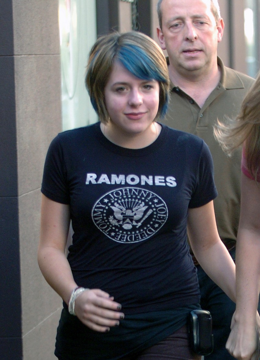 Isabella Cruise gets her hair dyed blue