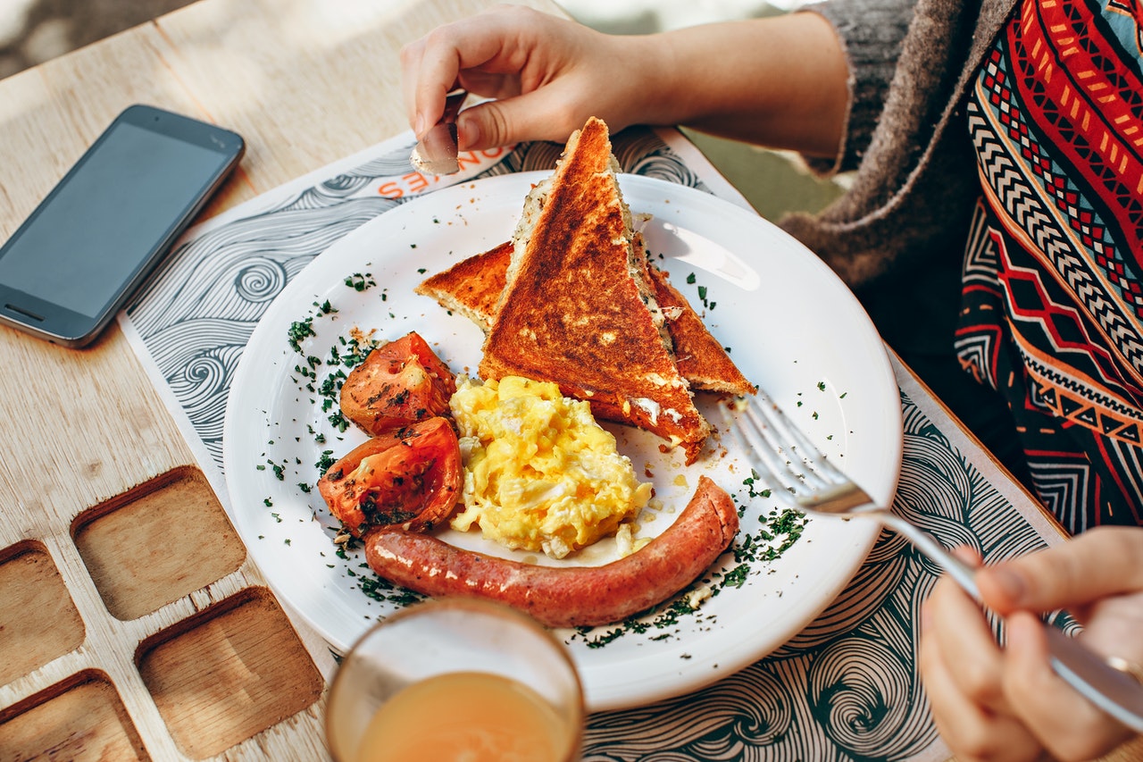 toaster-bread-scrambled-eggs-grilled-tomato-and-sausage-693268.jpg