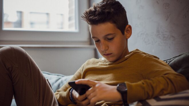 tween-online-smart-phone