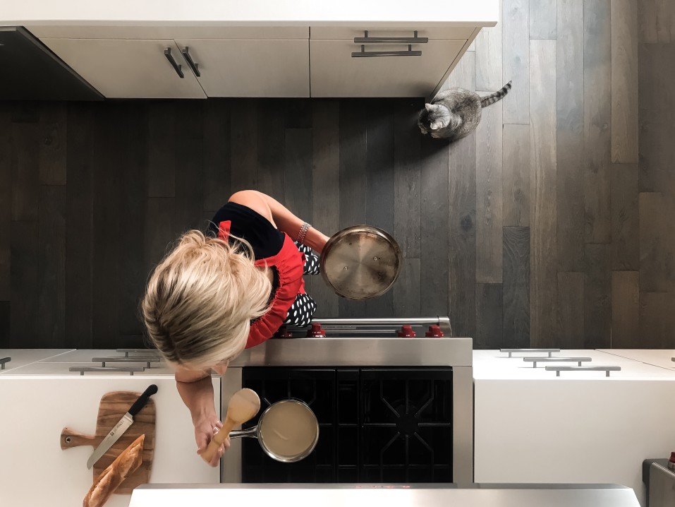 woman-making-soup-in-the-kitchen_t20_kR0dzX.jpg