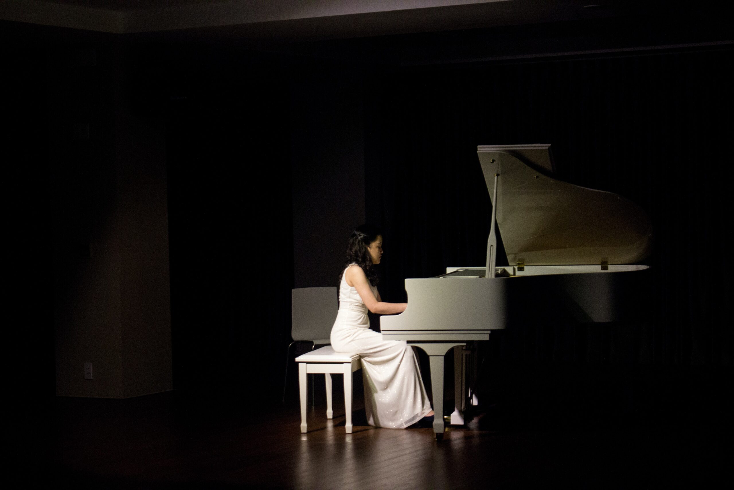 woman-playing-grand-piano-1293551.jpg