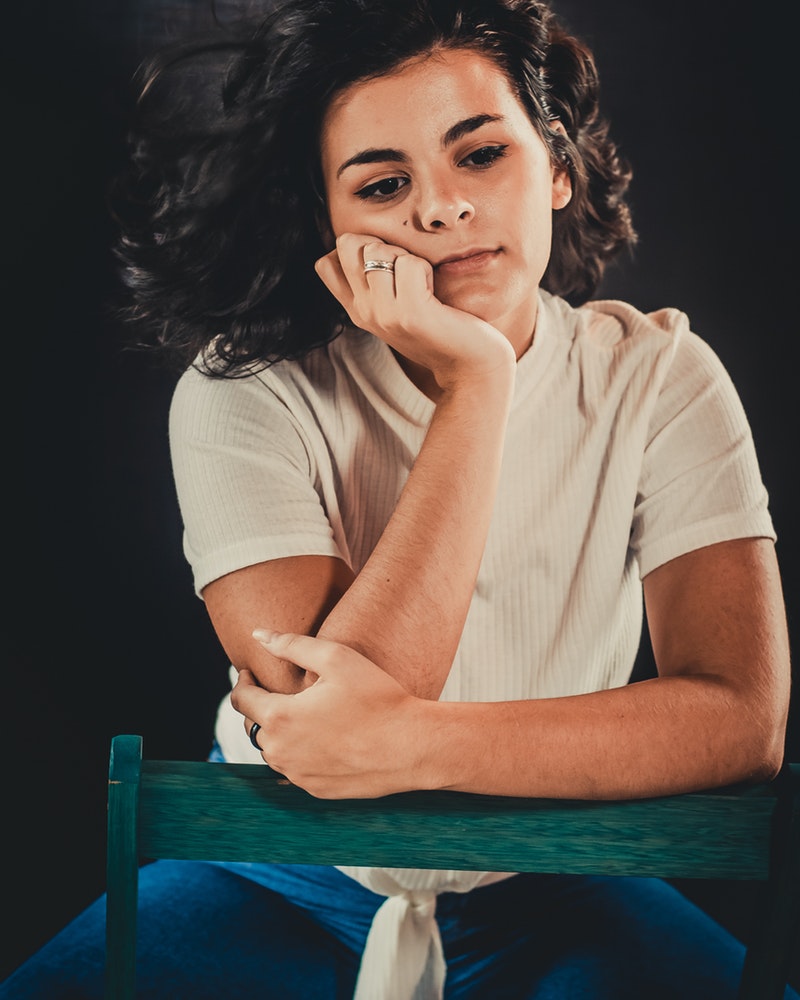 woman-sitting-on-chair-2122954.jpg