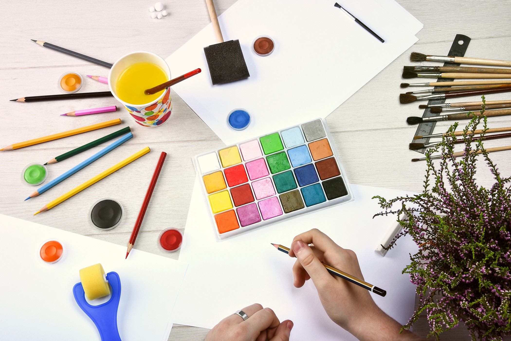 womans-hand-holds-a-pencil-art-artist-black-brown-brushes-child-color-creative-design-drawing_t20_px0YKP.jpg