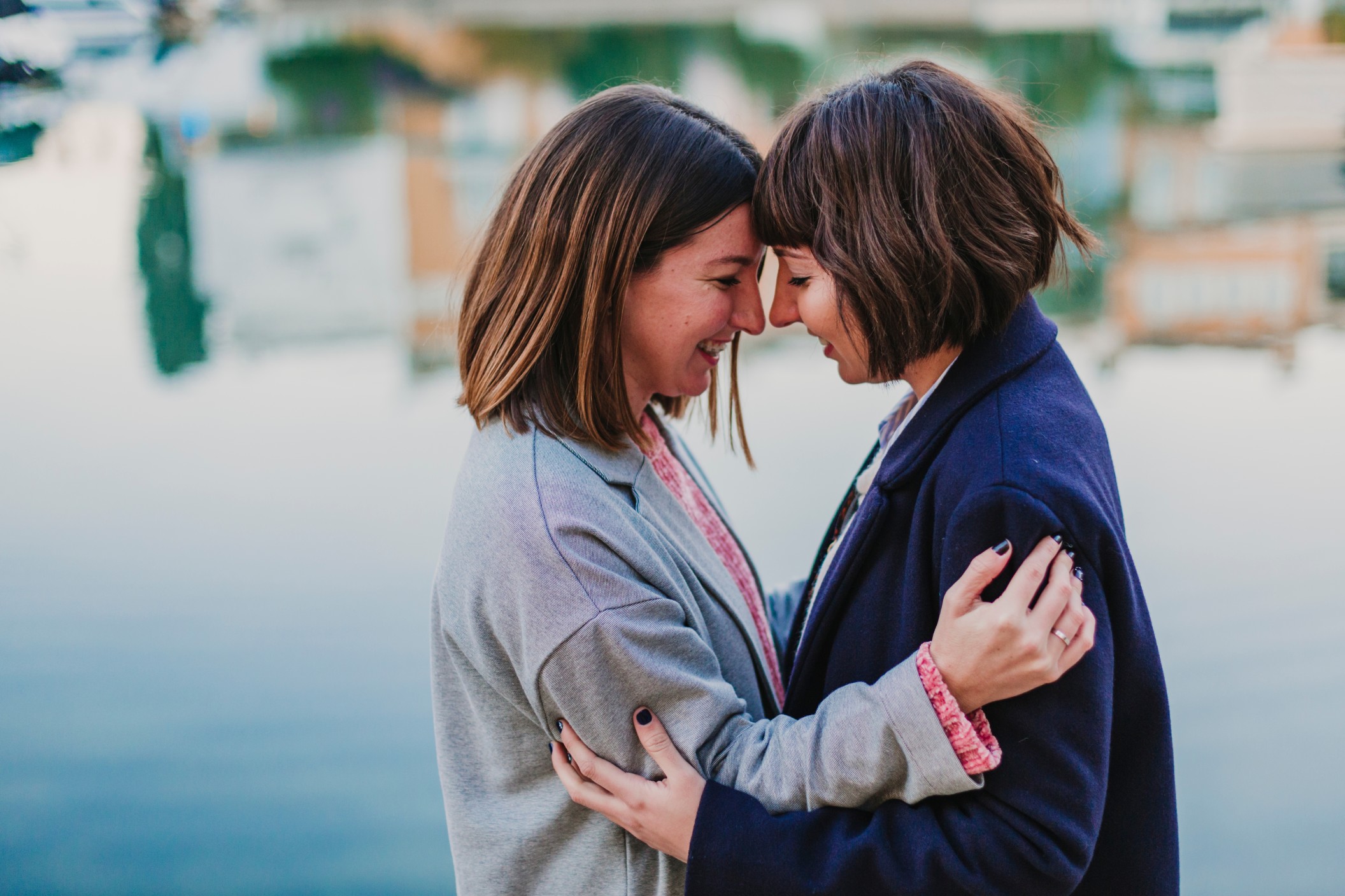 young-lesbian-couple-in-love-outdoors_t20_8dwpGV.jpg