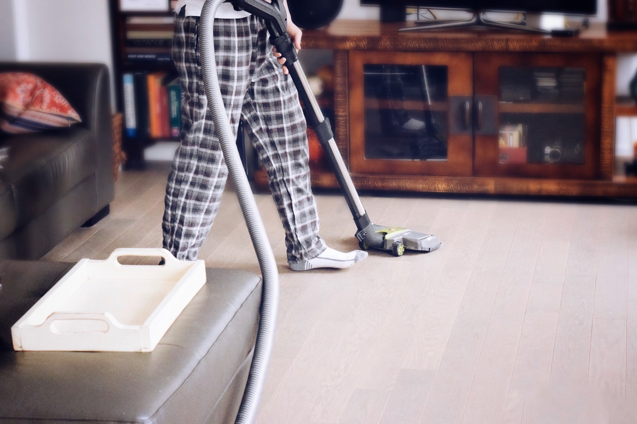 young-man-vacuuming-living-room-floor-nominated_t20_eoRy6v.jpg