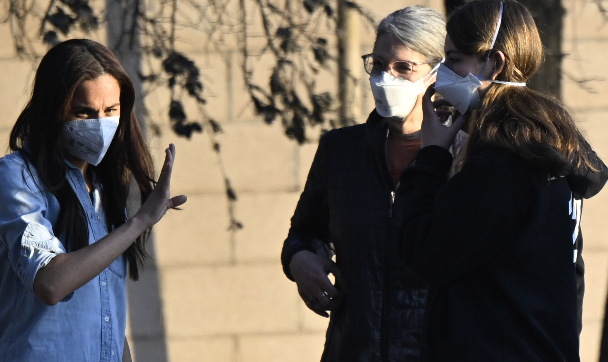 Altadena, CA - January 10: Meghan Markle, left, Duchess of Sussex member of the British royal family with two unidentified women at a home at 2858 Highview Ave. and Altadena Dr. that was destroyed during the Eaton Fire in Altadena on Friday, January 10, 2025.(Photo by Keith Birmingham/MediaNews Group/Pasadena Star-News via Getty Images)