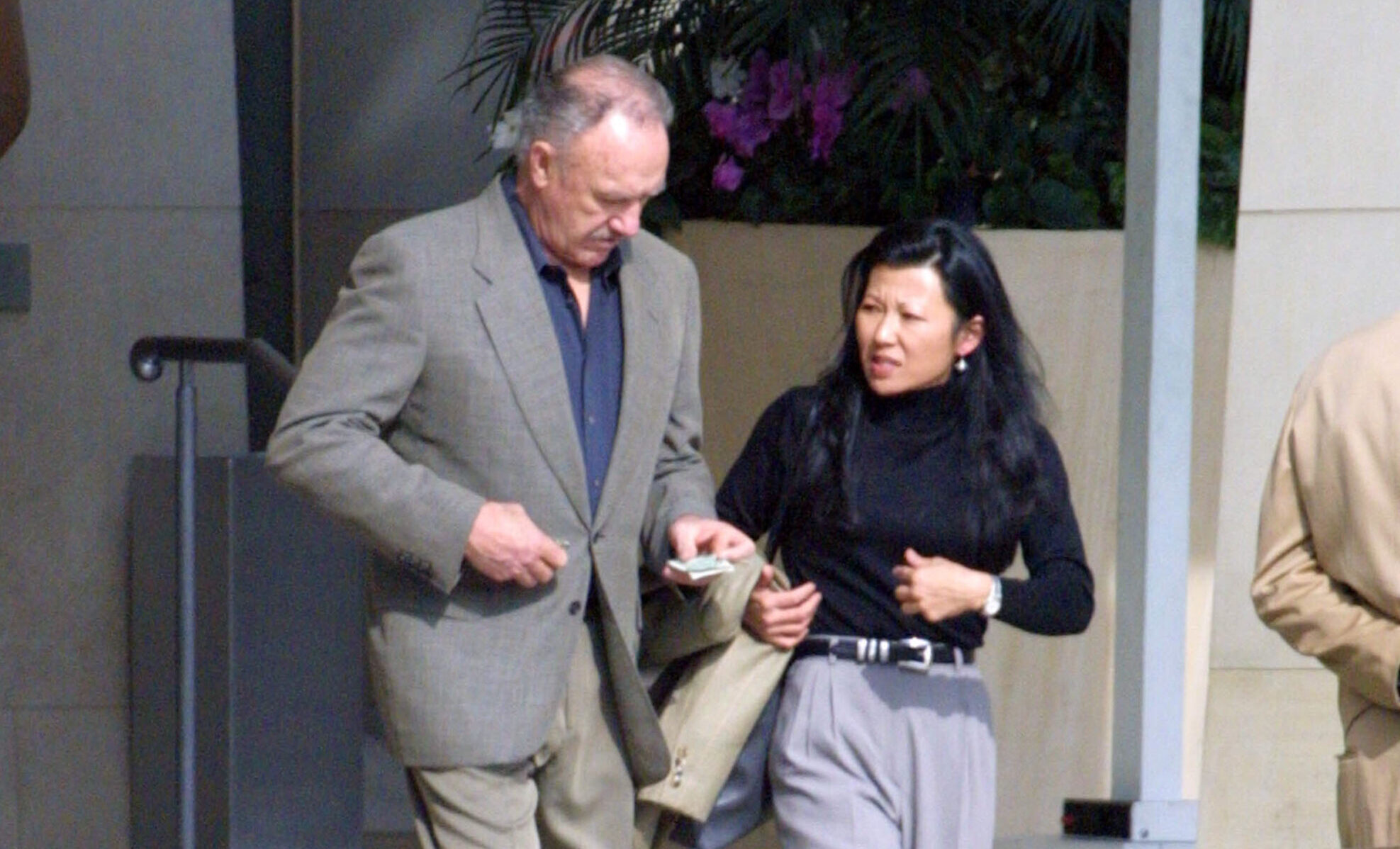 LOS ANGELES, CA - NOVEMBER 16: Gene Hackman and Betsy Arakawa are seen on November 16, 2001 in Los Angeles, California. (Photo by Bauer-Griffin/GC Images)