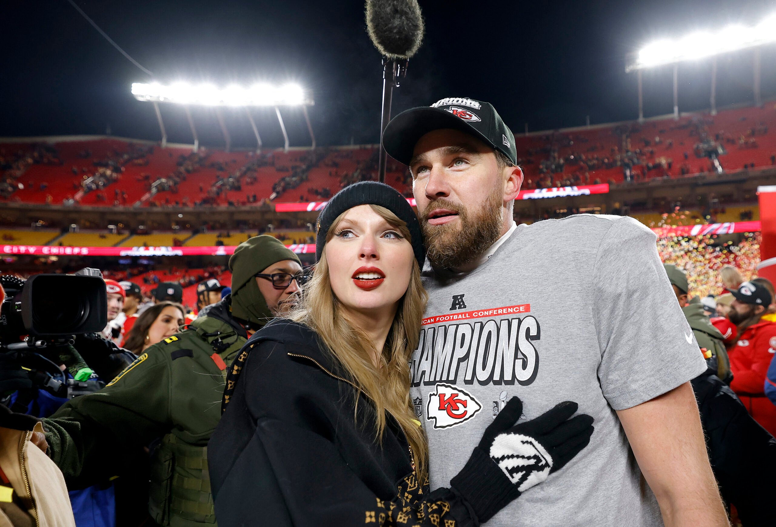 KANSAS CITY, MISSOURI - JANUARY 26: Taylor Swift celebrates with Travis Kelce #87 of the Kansas City Chiefs after defeating the Buffalo Bills 32-29 in the AFC Championship Game at GEHA Field at Arrowhead Stadium on January 26, 2025 in Kansas City, Missouri. (Photo by David Eulitt/Getty Images)