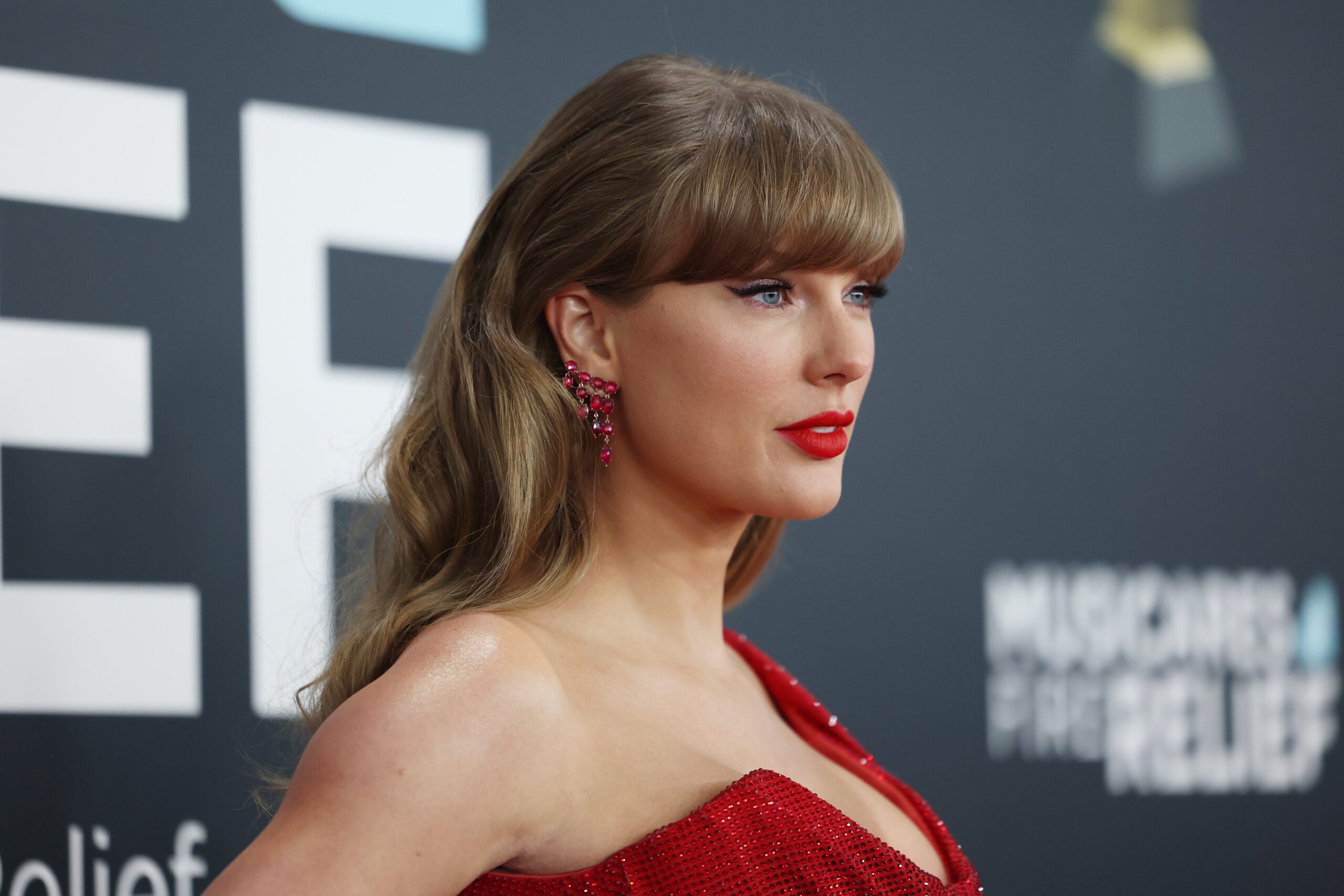 LOS ANGELES, CALIFORNIA - FEBRUARY 02: Taylor Swift attends the 67th Annual GRAMMY Awards on February 02, 2025 in Los Angeles, California. (Photo by Kevin Mazur/Getty Images for The Recording Academy)