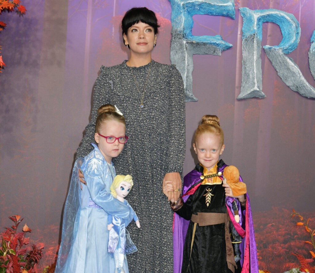 LONDON, ENGLAND - NOVEMBER 17: Lily Allen (C) and daughters Marnie Rose Cooper and Ethel Cooper attend the European Premiere of "Frozen 2" at the BFI Southbank on November 17, 2019 in London, England. (Photo by David M. Benett/Dave Benett/WireImage)