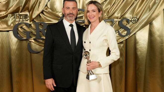 Jimmy Kimmel and hiw sife Molly McNearney pose backstage