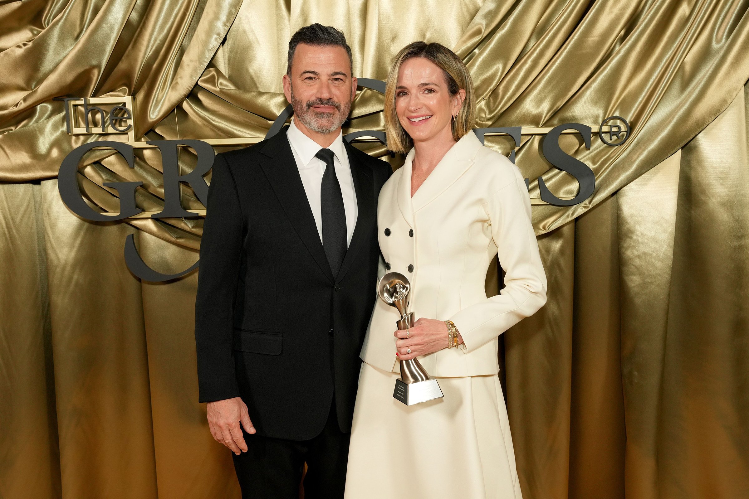 Jimmy Kimmel and hiw sife Molly McNearney pose backstage