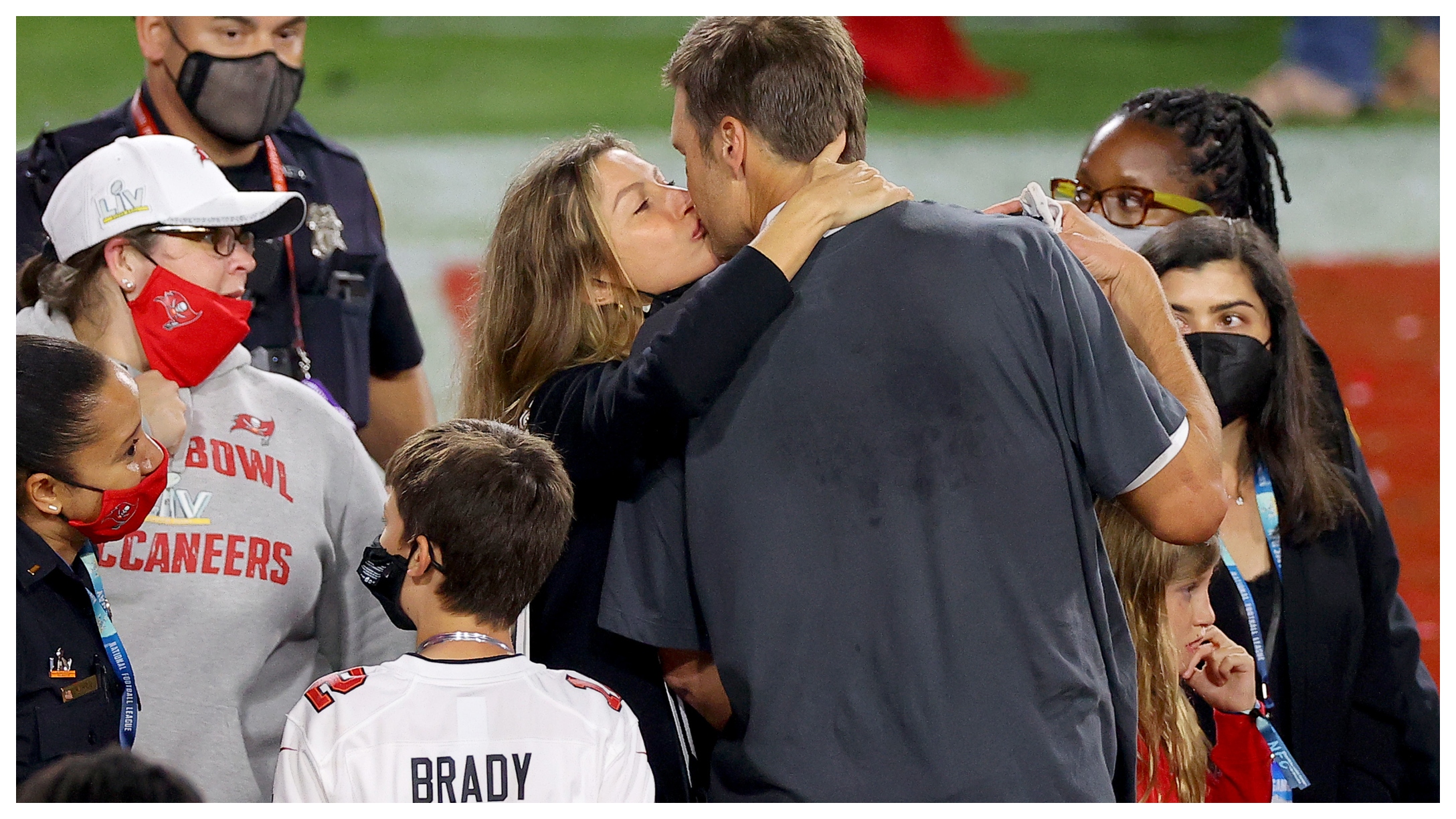 tom-gisele-kissing-feature